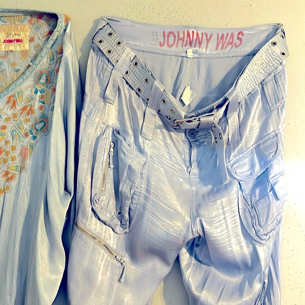 Johnny Was 2 piece blouse & cargo pants with 4 cargo pockets to the front. - Picture 5 of 13
